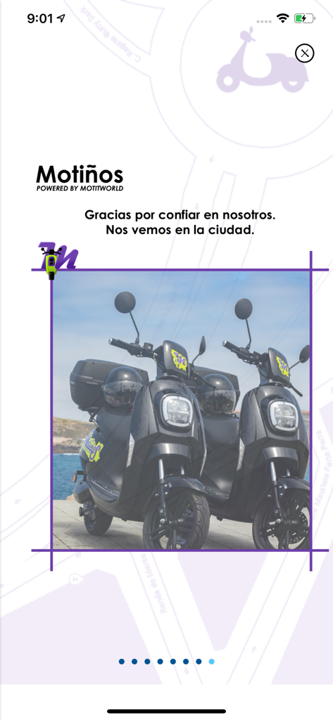 Dos patinetes eléctricos negros de la aplicación de movilidad Motinos aparcados al aire libre