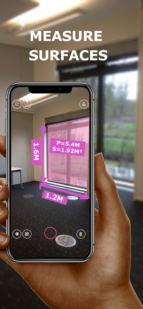 Ruler • - Una mano sosteniendo un iPhone usando la aplicación Ruler para medir el área de superficie y el perímetro de una ventana utilizando realidad aumentada
