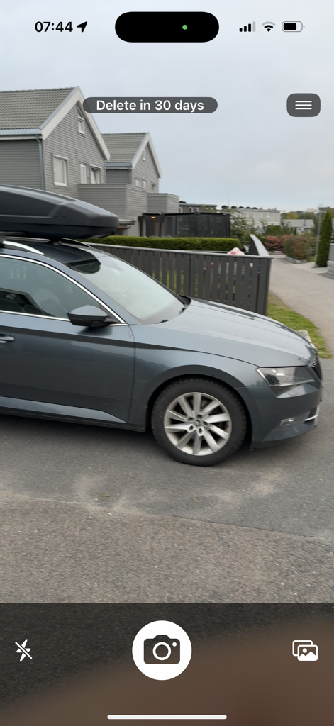 Interface de l'application Work Cam montrant une photo d'une voiture garée avec un rappel de suppression automatique de 30 jours