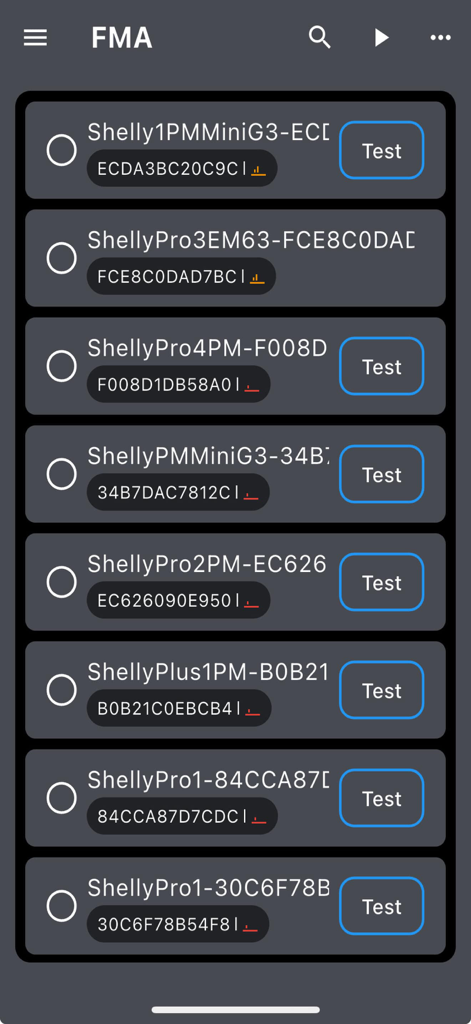 Shelly FMA - Una lista de dispositivos inteligentes dentro de la aplicación Shelly Fleet Manager que muestra nombres de dispositivos y botones de prueba.