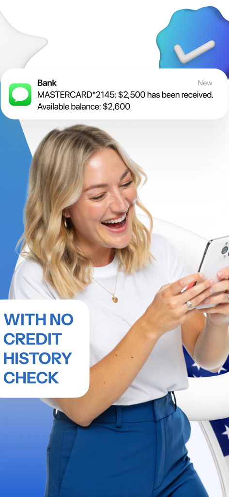 Instant Loan Hub - LTS - Mujer sonriente sosteniendo un teléfono inteligente con una notificación bancaria que muestra dinero recibido y texto que dice sin verificación de historial crediticio.