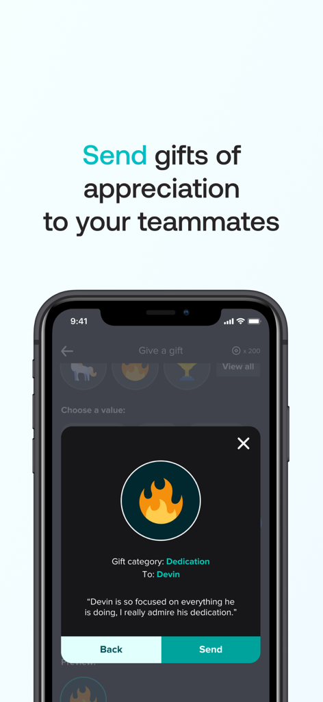 Bildschirm einer mobilen App zeigt den Prozess des Versendens eines Anerkennungsgeschenks an einen Teamkollegen.