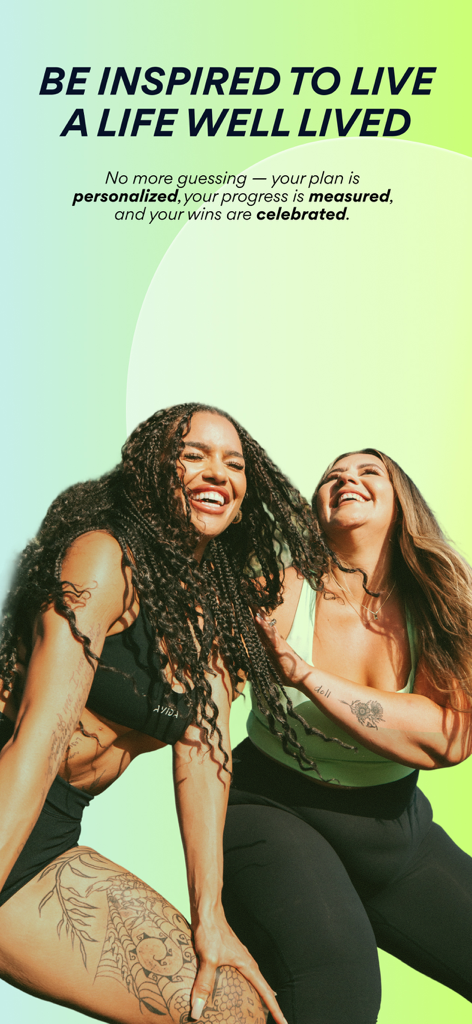 Avida: 1-on-1 Fitness Coach - Duas mulheres felizes em roupas esportivas com texto sobre planos de fitness personalizados e progresso celebrado.