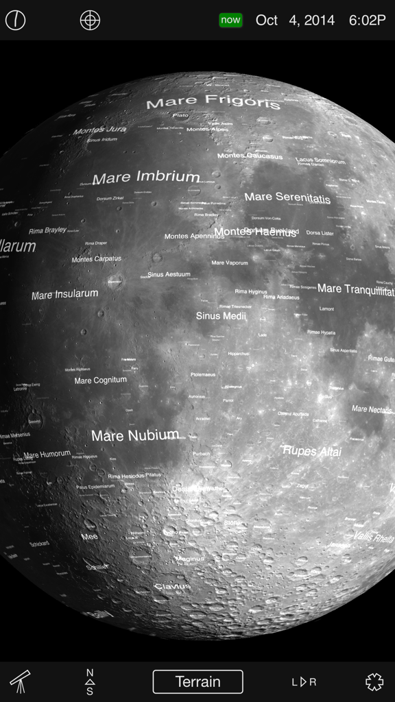 Una representación 3D de la superficie lunar con etiquetas para cráteres y mares en la aplicación Moon Globe HD