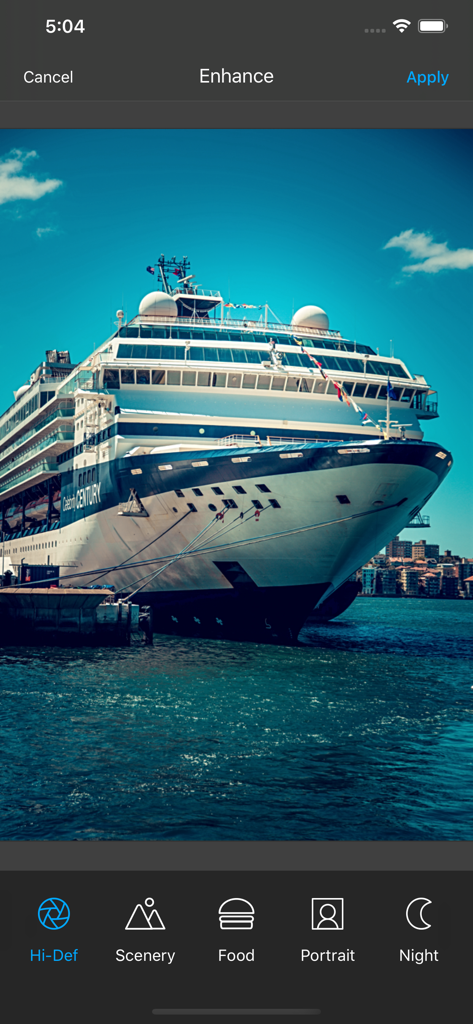 Interfaccia dell'editor di foto Camera 720 che mostra filtri di miglioramento e modalità paesaggio applicati a una nave