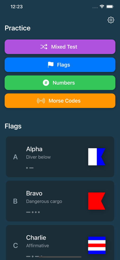 Interfaccia dell'app Bandiere Navali che mostra le opzioni di pratica per test misti, bandiere, numeri e codici Morse, seguita da un elenco di bandiere marittime tra cui Alpha, Bravo e Charlie con i loro significati.