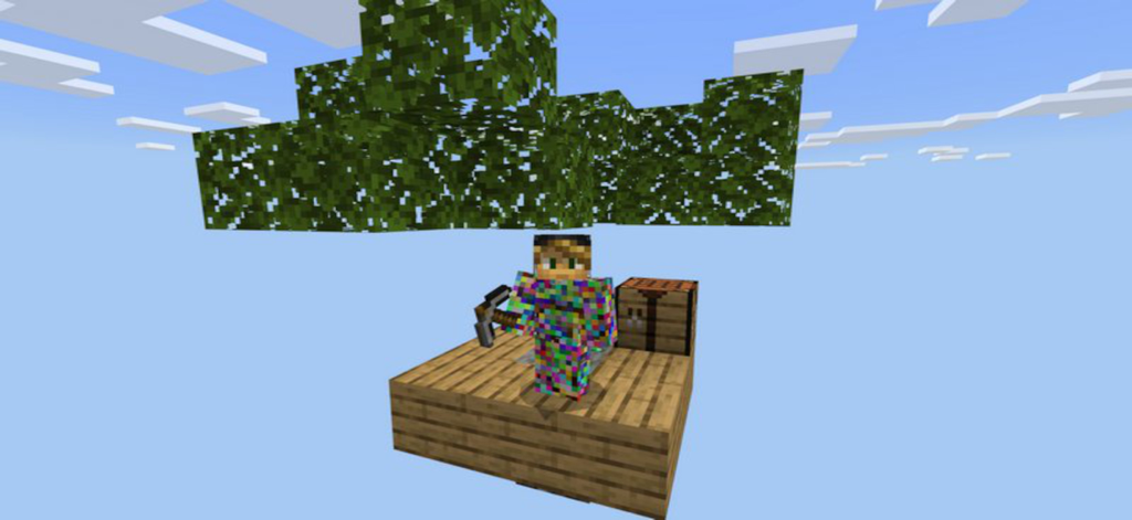 One Block - Maps for Minecraft - Un personaggio di Minecraft in piedi su una piccola piattaforma di legno in una mappa di sopravvivenza nel cielo con un piccone e un forziere