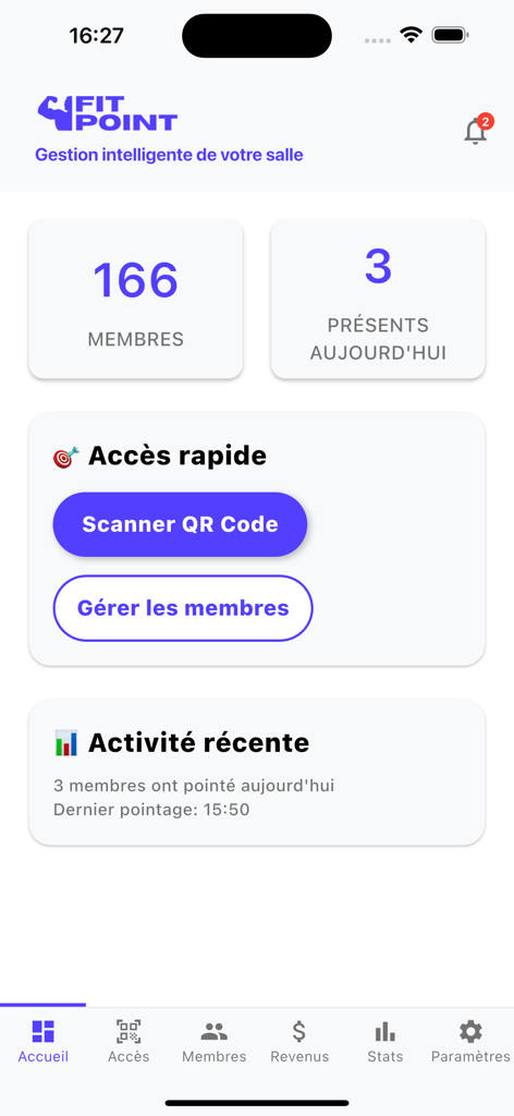 FitPoint app dashboard for gym managers showing member count, daily attendance, and quick access buttons for QR code scanning.