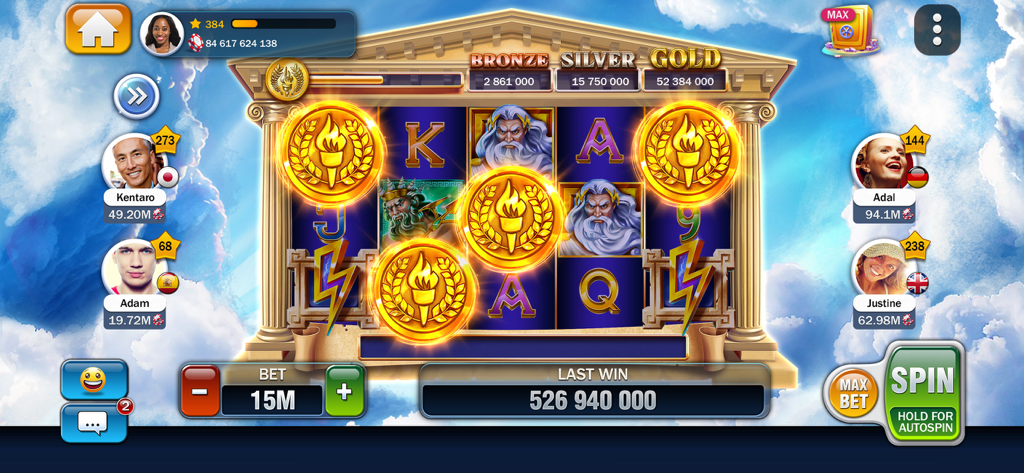 Gameplay di Billionaire Casino Slots 777 che mostra una slot machine a tema greco con una massiccia vincita al jackpot e profili social dei giocatori.
