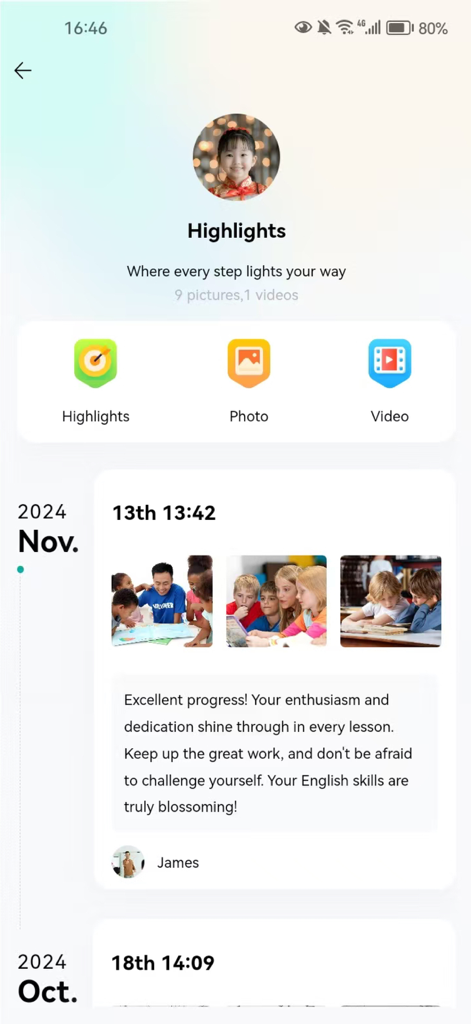 Artstep Student-Manage Classes - Schermata dei momenti salienti dell'app Artstep Student con foto delle lezioni e note di feedback degli insegnanti.