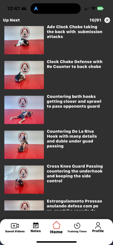 Captura de pantalla de la aplicación BJJ Coach Online que muestra una lista de videos instructivos de técnicas de Jiu Jitsu, incluyendo estrangulamientos de reloj y pases de guardia