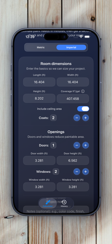Paint Advisor: Calculator - Un écran d'application mobile montrant les champs pour les dimensions de la pièce, le nombre de couches et les mesures des fenêtres ou des portes pour calculer les besoins en peinture.