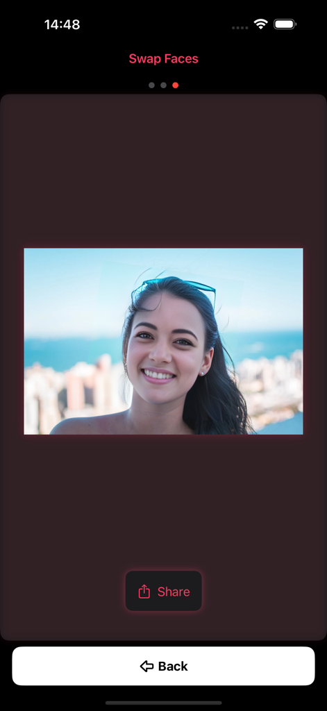 ReFaceX - Ein abgeschlossener, hochwertiger Gesichtstausch einer lächelnden Frau in der ReFaceX App-Oberfläche mit Teilen- und Zurück-Schaltflächen.