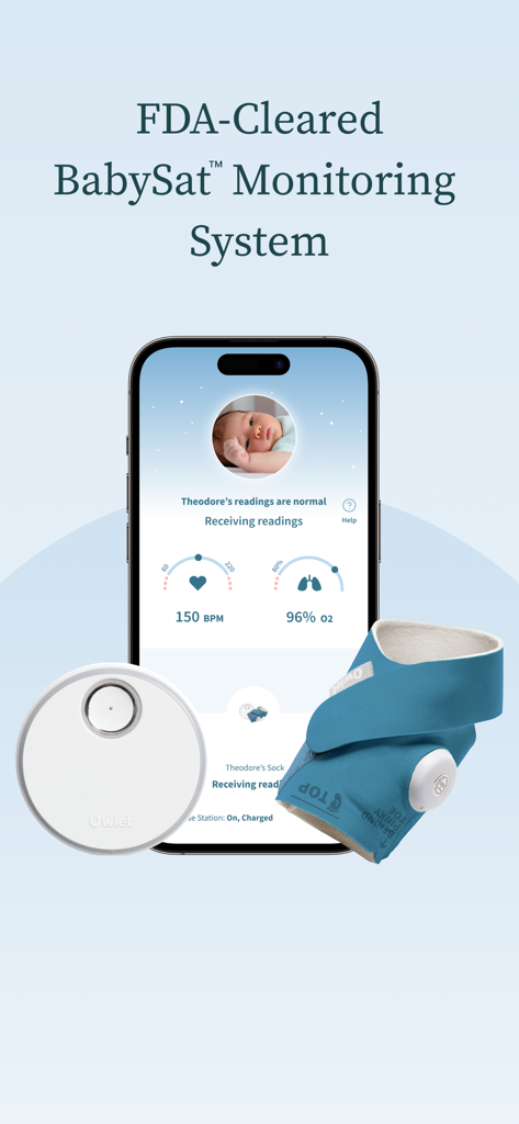 Owlet Care plus 앱이 스마트폰에 표시되며 아기 심박수 및 산소 수치가 BabySat 스마트 양말 및 베이스 스테이션 옆에 표시됩니다.