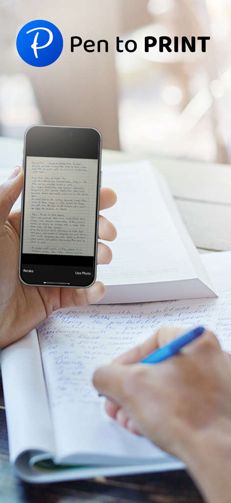Person scannt handschriftliche Notizen mit der Pen to Print App auf einem Smartphone.
