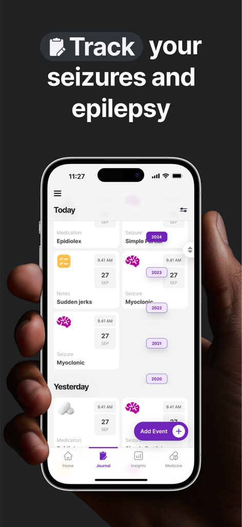Una mano sosteniendo un iPhone que muestra la interfaz del diario de la aplicación Epipal con convulsiones registradas, recordatorios de medicación y notas.