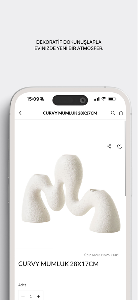 Mudo - Eine Produktseite in der Mudo Mobile App mit einem weißen, geschwungenen Kerzenständer mit dekorativem Text für die Wohnungsgestaltung.