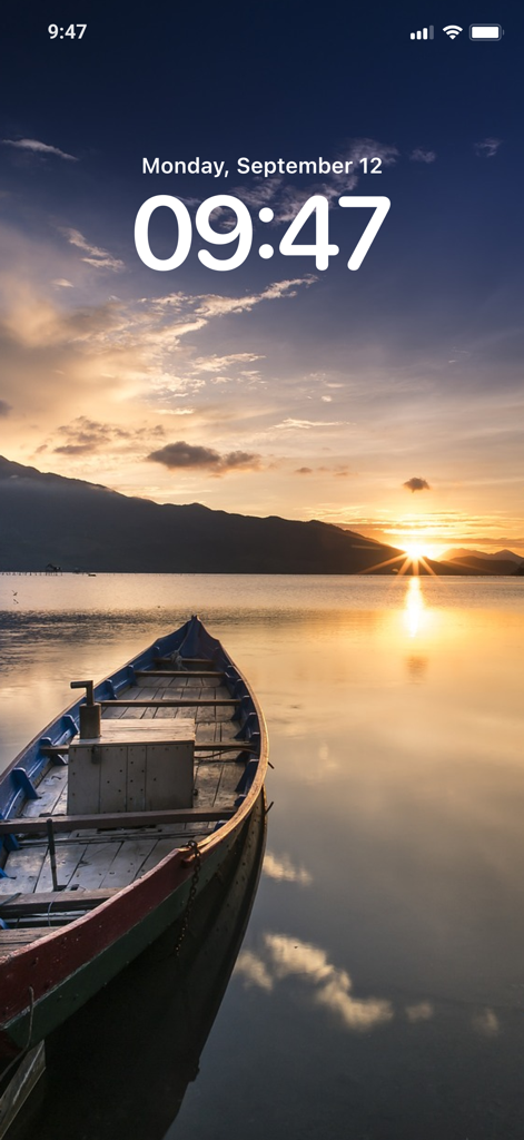 4K Wallpapers HD Background - Fondo de pantalla 4K de un barco en un lago tranquilo al atardecer en la pantalla de un iPhone