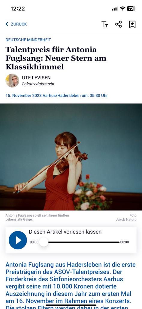 Un artículo de noticias sobre un violinista en la aplicación Der Nordschleswiger con un reproductor de audio integrado.