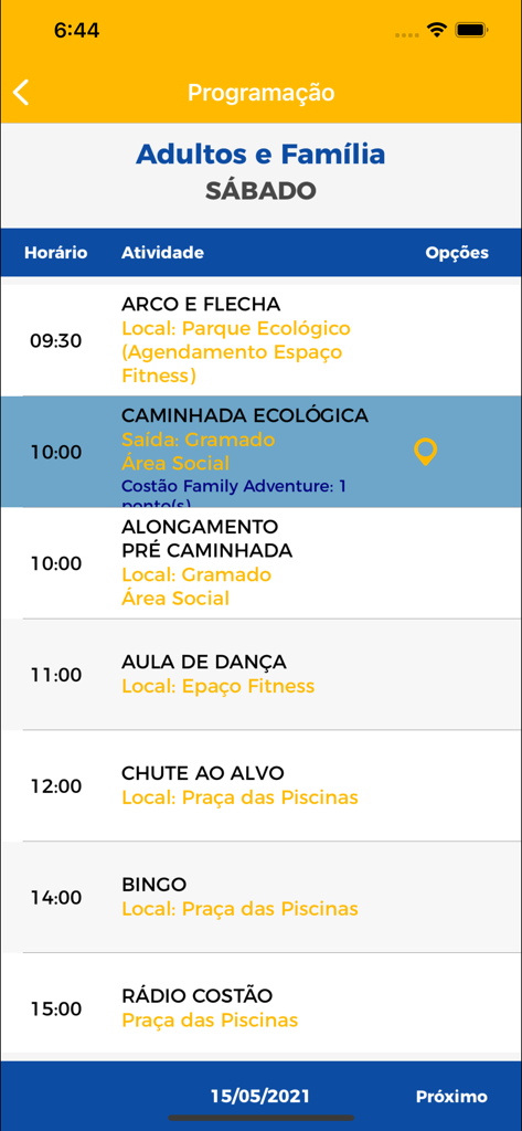 Captura de tela do aplicativo Costao Santinho Resort mostrando uma agenda diária de atividades para adultos e famílias, incluindo arco e flecha e caminhadas ecológicas.