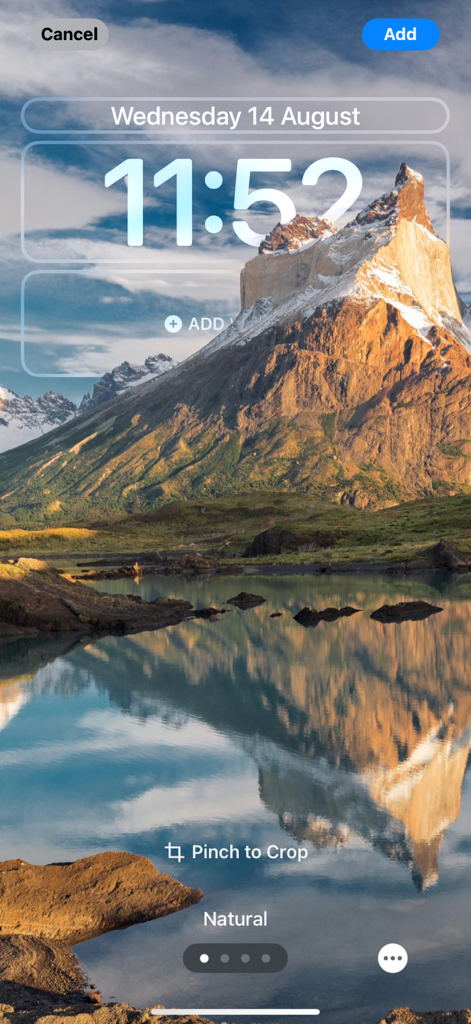 Aperçu de l'écran de verrouillage d'un iPhone avec un fond d'écran de paysage de montagne pittoresque.