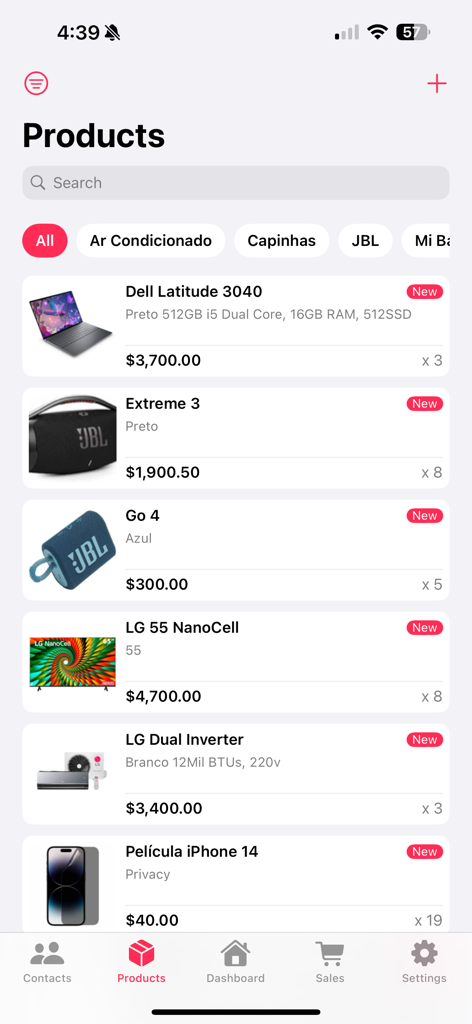 Una pantalla móvil que muestra una lista de productos con sus imágenes, precios y cantidades de stock en la aplicación de inventario My Stock