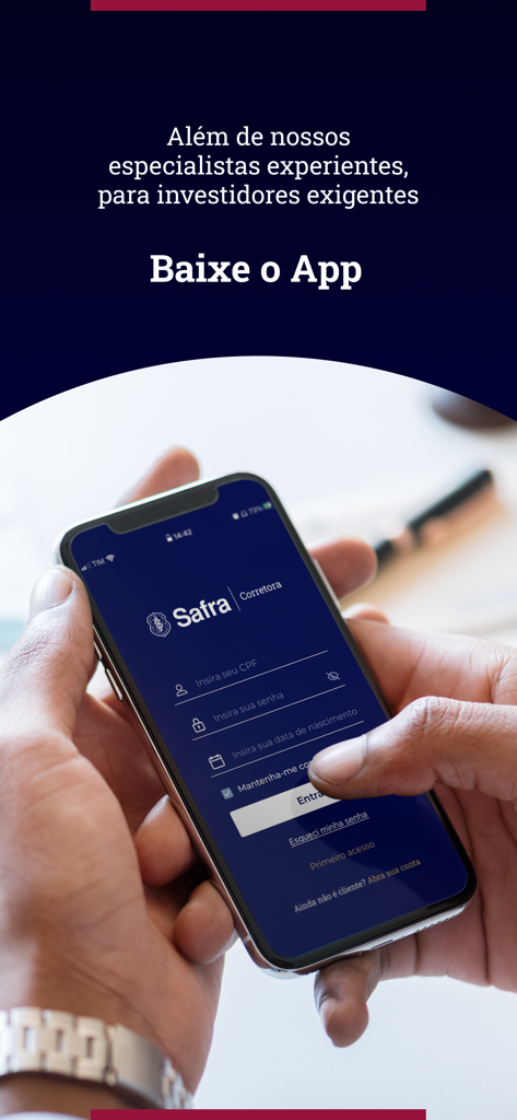 Safra Corretora - Una persona sosteniendo un smartphone que muestra la página de inicio de sesión de Safra Corretora