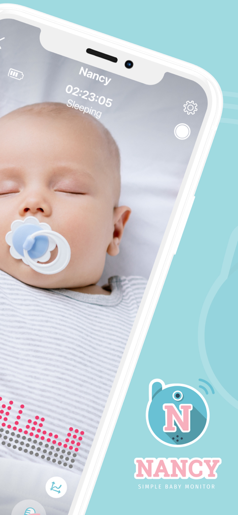 Schermata dello smartphone che mostra l'app Baby Monitor Nancy con un feed video in diretta di un bambino che dorme e il monitoraggio del livello sonoro.