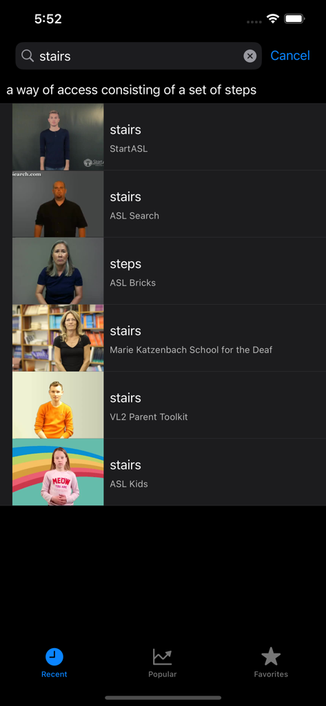 Sign ASL - Uma captura de tela do aplicativo Sign ASL mostrando vários resultados de pesquisa e comparações de vídeo para a palavra escadas