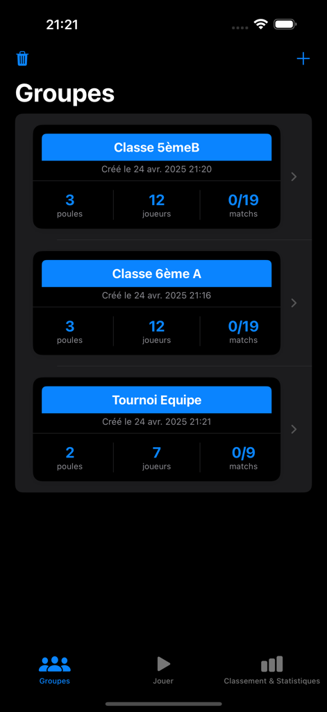 Screenshot che mostra un elenco di gruppi di tornei sportivi organizzati con dettagli sui gironi e sui giocatori.