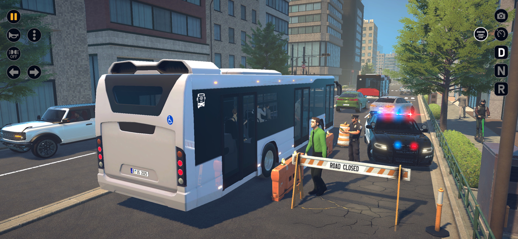 Un autobús urbano blanco detenido en una barricada de carretera cerrada con un coche de policía y un oficial cerca en Bus Simulator EVO.