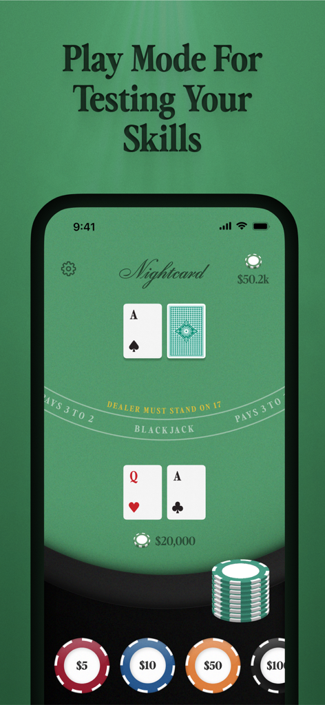 Pantalla del modo de práctica de Nightcard Blackjack que muestra una mano de blackjack en una mesa verde con fichas de apuestas.