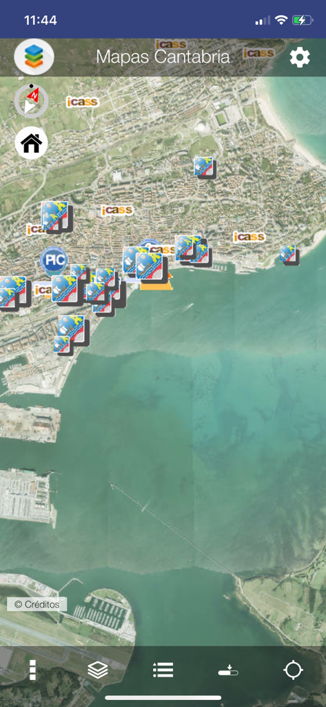 Mapas de Cantabria - Vue satellite de la côte de Cantabrie avec des marqueurs thématiques dans l'application Mapas de Cantabria.