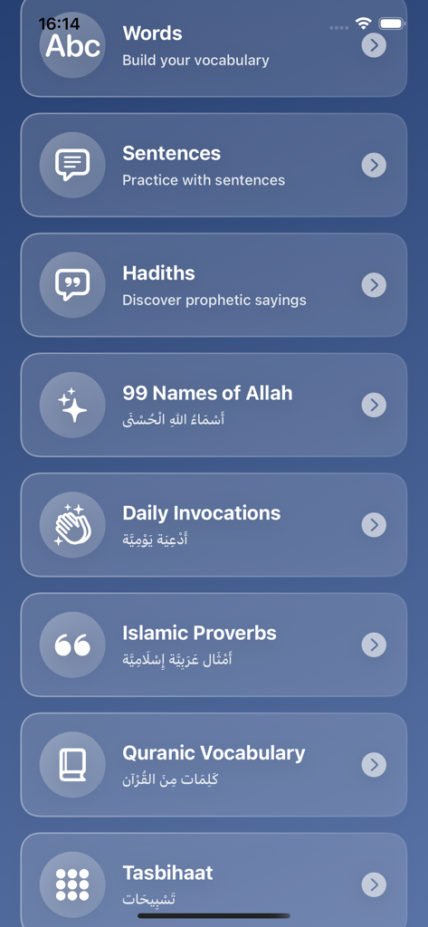 Bayan: Quranic Arabic Reader - Menu do aplicativo Bayan mostrando várias categorias de aprendizado islâmico, incluindo Hadiths, invocações diárias e vocabulário corânico.