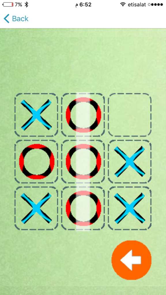 Gameplay des arabischen Tic Tac Toe Intelligenzspiels, das blaue X- und rote O-Markierungen auf einem Gitter zeigt.
