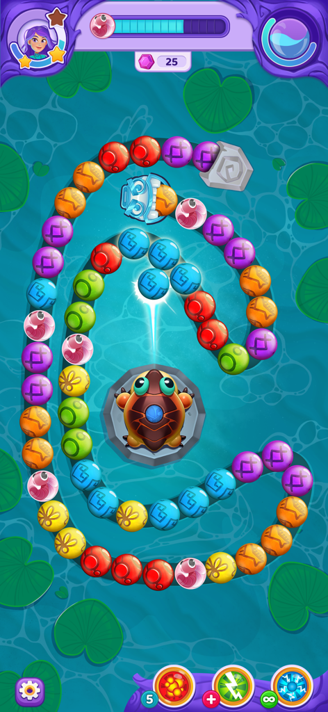 Jugabilidad de Viola's Quest que muestra una tortuga lanzando canicas en un entorno de cuento de hadas