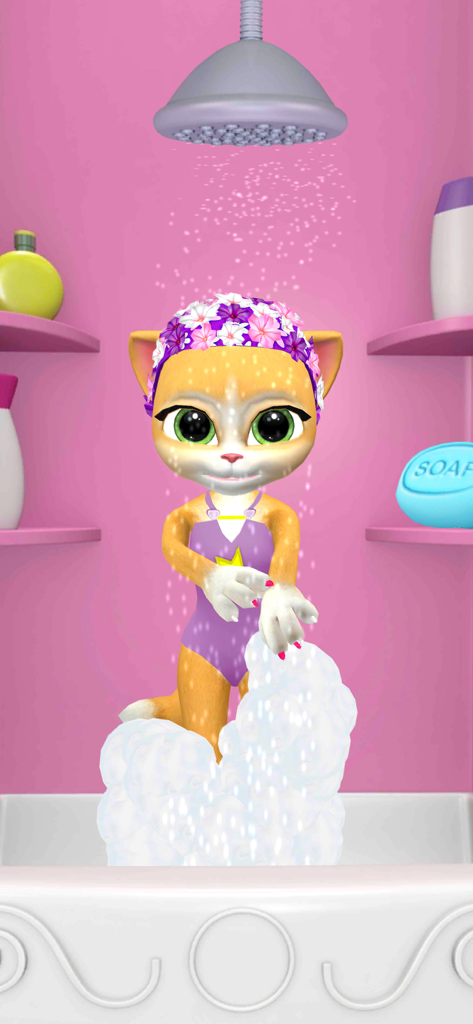 My Talking Cat Emma - Una gata virtual de color canela llamada Emma que lleva un gorro de ducha floral y un traje de baño morado mientras se baña en un baño rosa