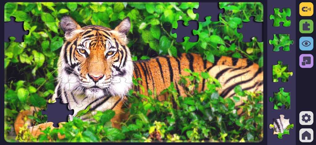 Relax Jigsaw Puzzle for Adults - Quebra-cabeça digital com um tigre em folhagem verde exuberante com peças disponíveis em um menu lateral.