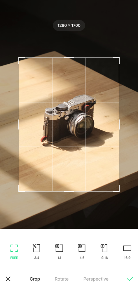 LINE Cameraアプリの画面、アスペクト比オプションを備えた写真の切り抜きとグリッドインターフェースが表示されている