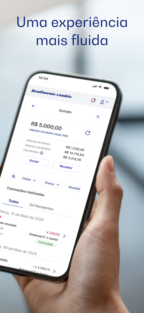 Eine Hand hält ein Smartphone mit dem Rendimento Cambio App-Kontoauszugsbildschirm mit Transaktionsverlauf und BRL-Guthaben.