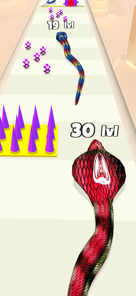 Una cobra roja de nivel 30 corriendo en una pista 3D con obstáculos y un oponente más pequeño.