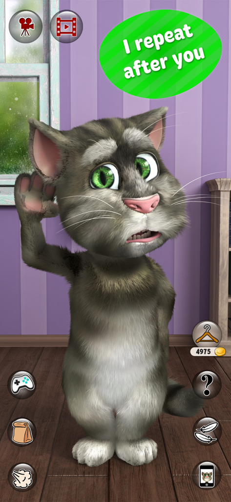 Talking Tom Cat 2 écoute avec une bulle de dialogue disant "Je répète après toi"