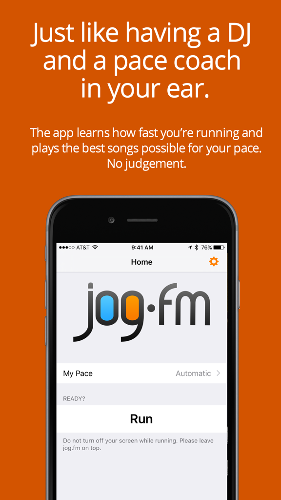 Interfaz de la aplicación jog.fm en un iPhone que muestra el lema 'Es como tener un DJ y un entrenador de ritmo en tu oído'.