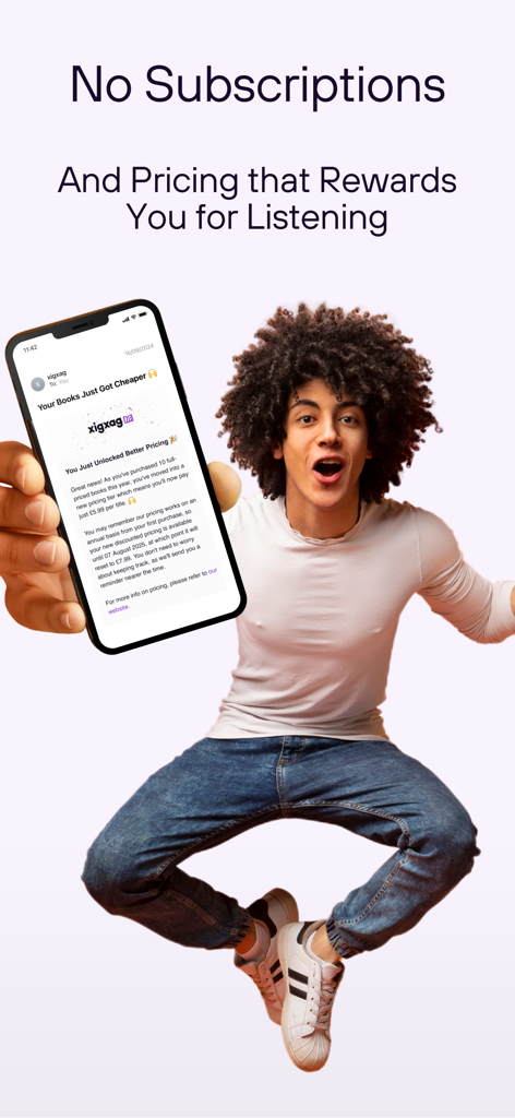 xigxag: Audiobooks, but Better - Un hombre emocionado sosteniendo un teléfono que muestra las recompensas de precios escalonados de xigxag y el mensaje de no suscripción