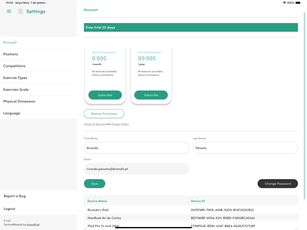 Tactical Boards - Écran des paramètres de l'iPad de l'application Tactical Boards montrant les détails du compte, les options d'abonnement mensuel et annuel, et une liste des appareils connectés.