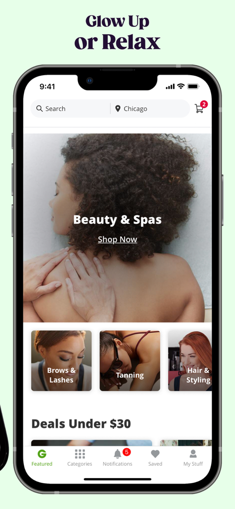 Interfaz de la aplicación móvil Groupon que muestra servicios de belleza y spa con descuento, como peluquería y bronceado.