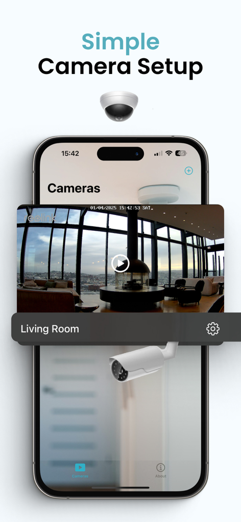 Display iPhone che mostra un feed di telecamera di sicurezza del soggiorno con il testo Configurazione Semplice Telecamera