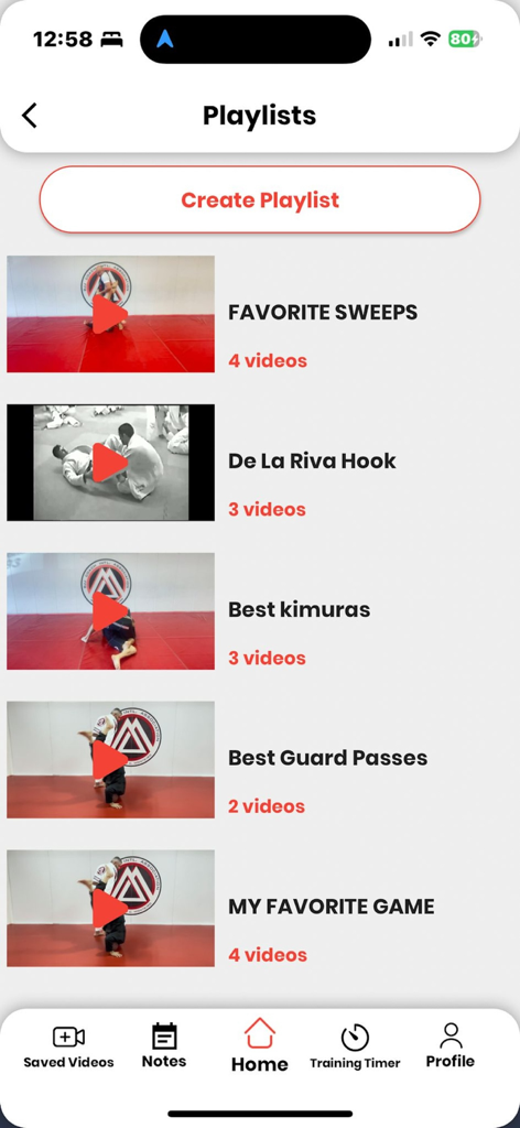 Pantalla de listas de reproducción en la aplicación BJJ Coach Online mostrando videos categorizados de técnicas de jiu jitsu para barridos y kimuras