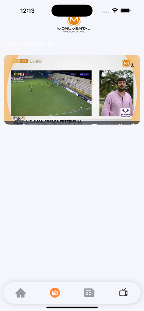 Live TV broadcast in the Monumental AM 1080 app featuring a soccer match and a news commentator