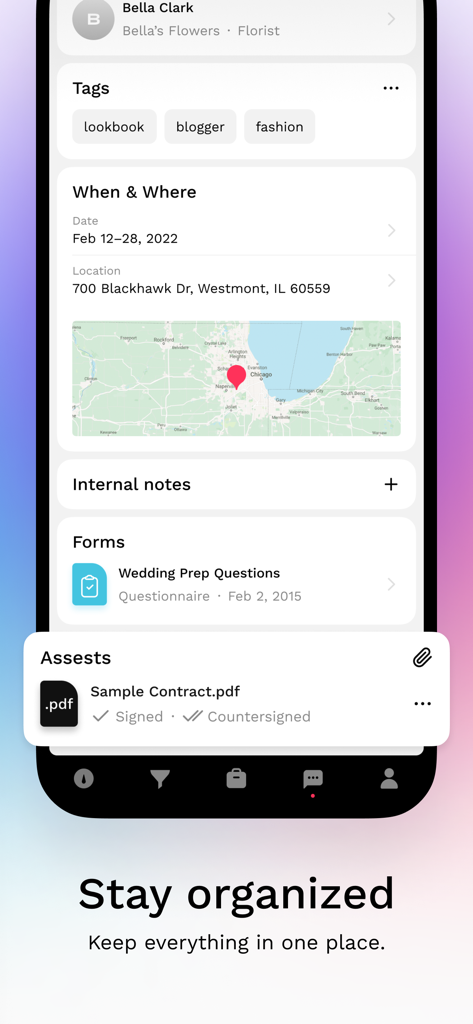 Bloom - The Invoice & CRM App - Interfaz de la aplicación móvil Bloom CRM que muestra detalles organizados del proyecto, incluyendo el perfil del cliente florista, mapa de ubicación y contratos firmados